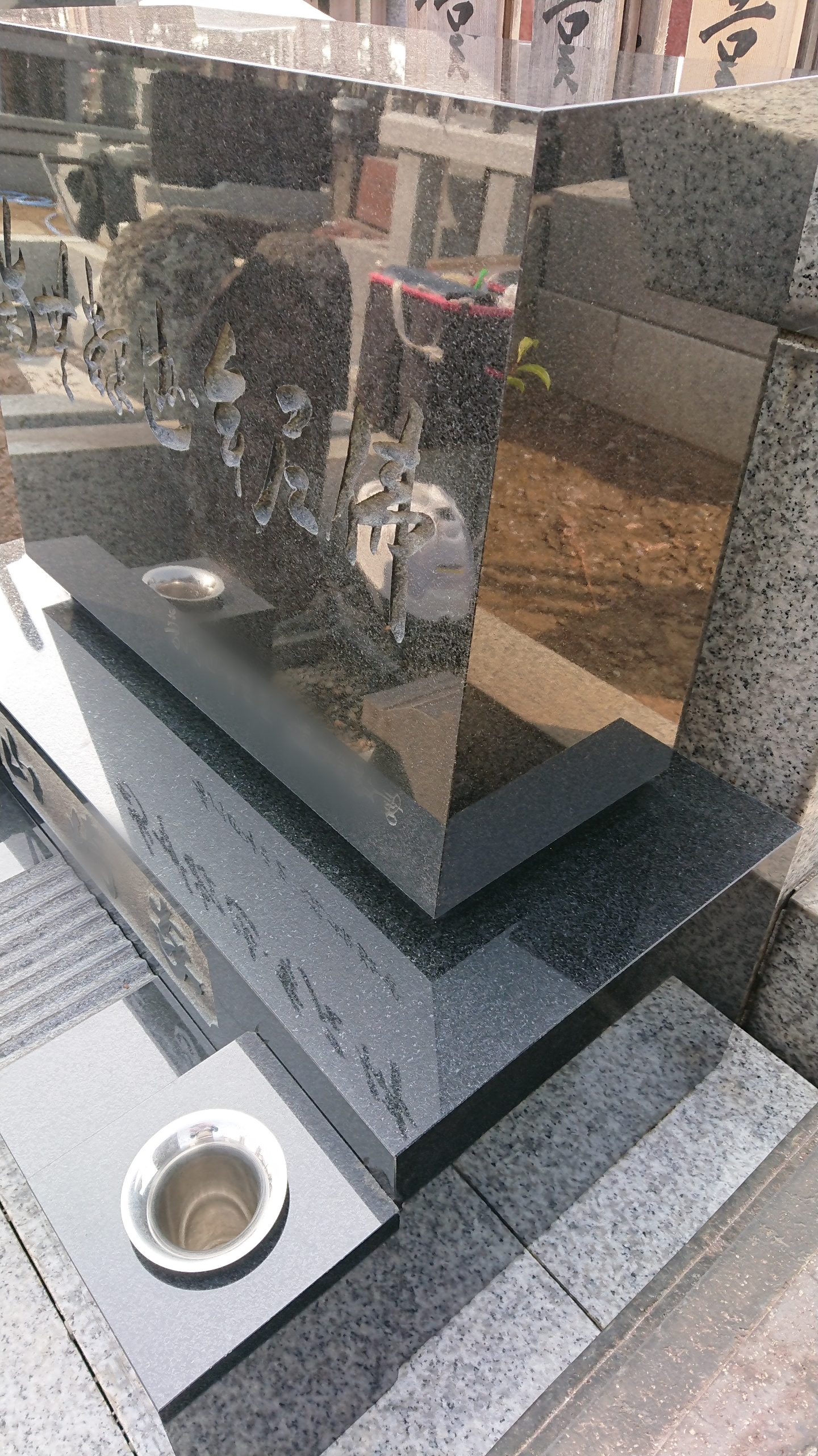 新着 過注水墓石洗浄後右側